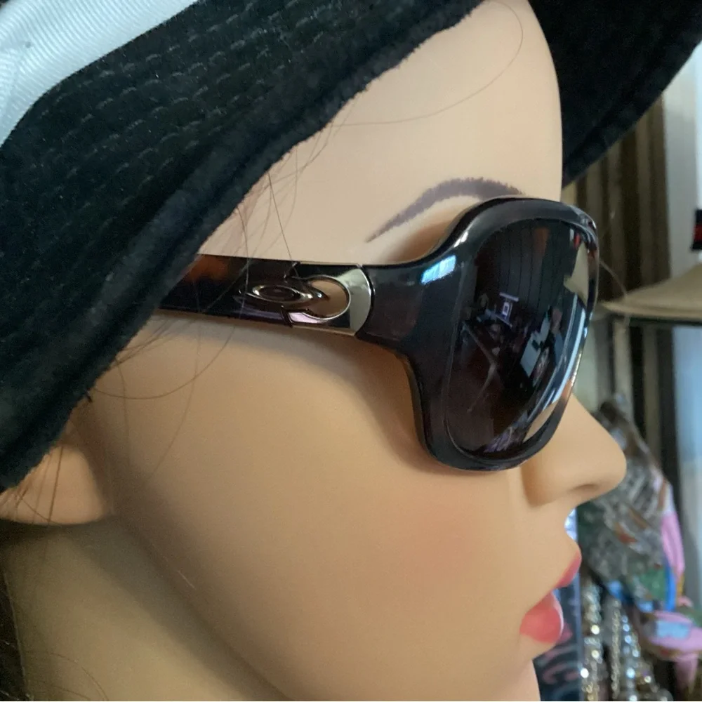Oakley Sunglasses with tortoise shell frames and polarized lenses and soft case - Picture 9 of 11